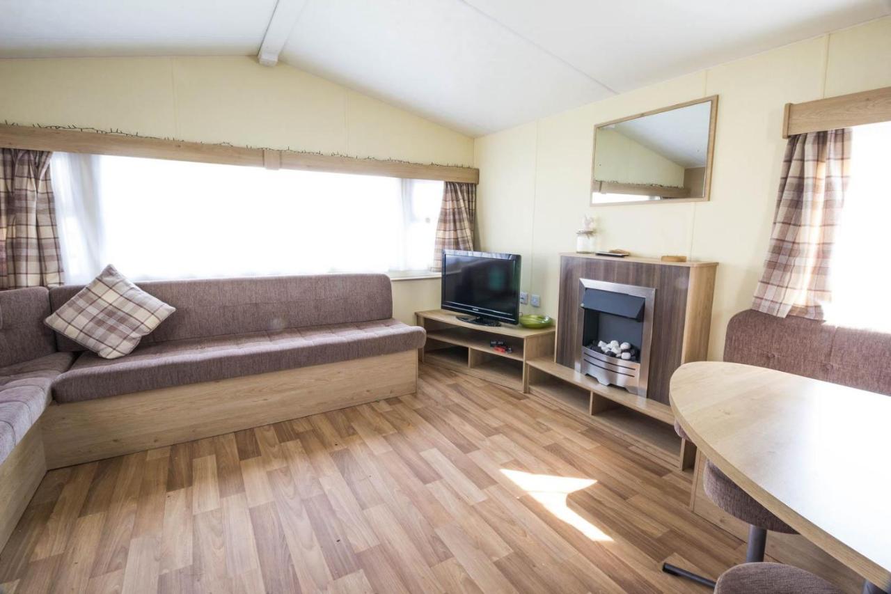 Superb 8 Berth Caravan Near Walton-On-The-Naze In Essex Ref 17175 Exterior foto