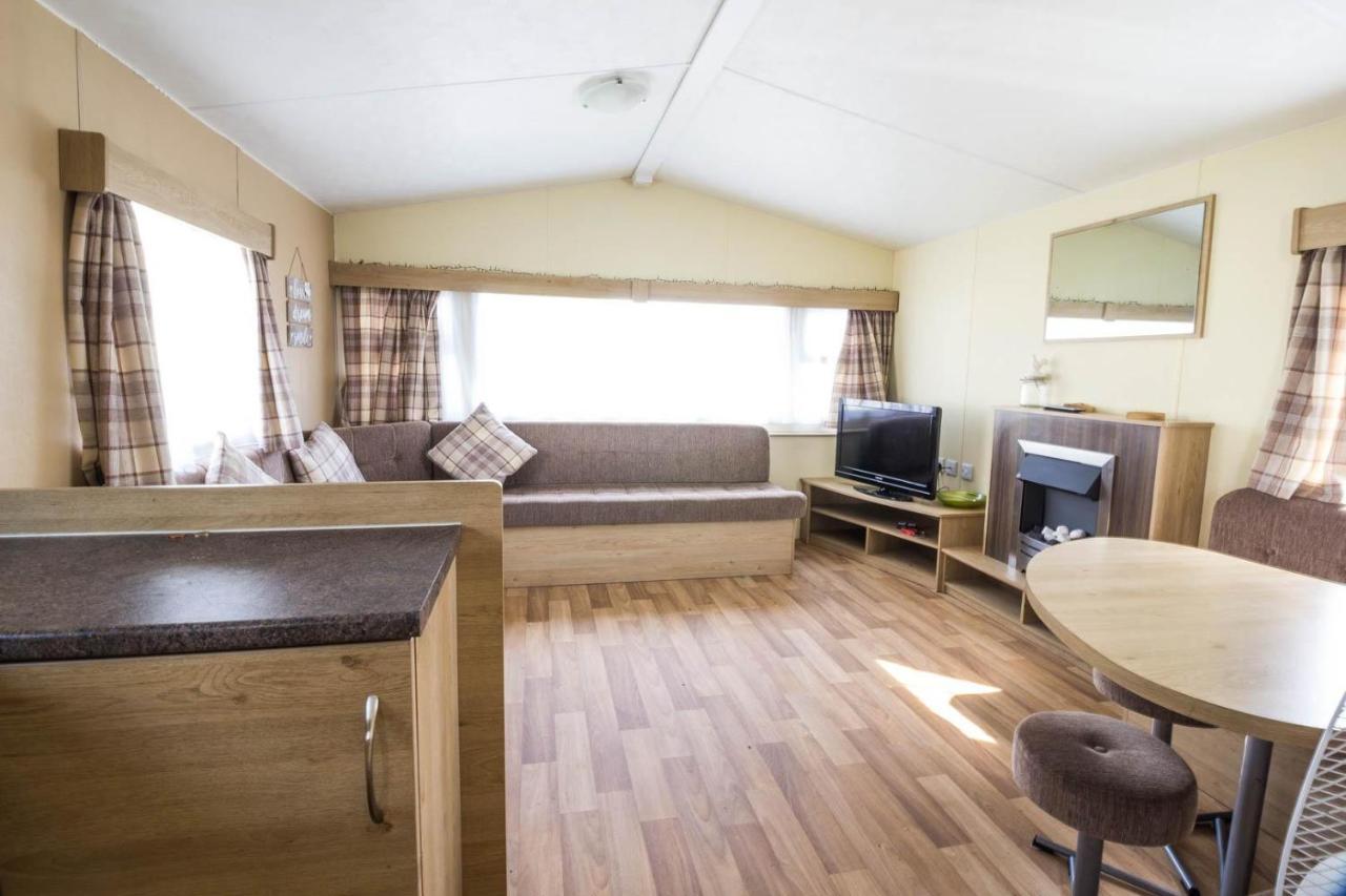 Superb 8 Berth Caravan Near Walton-On-The-Naze In Essex Ref 17175 Exterior foto