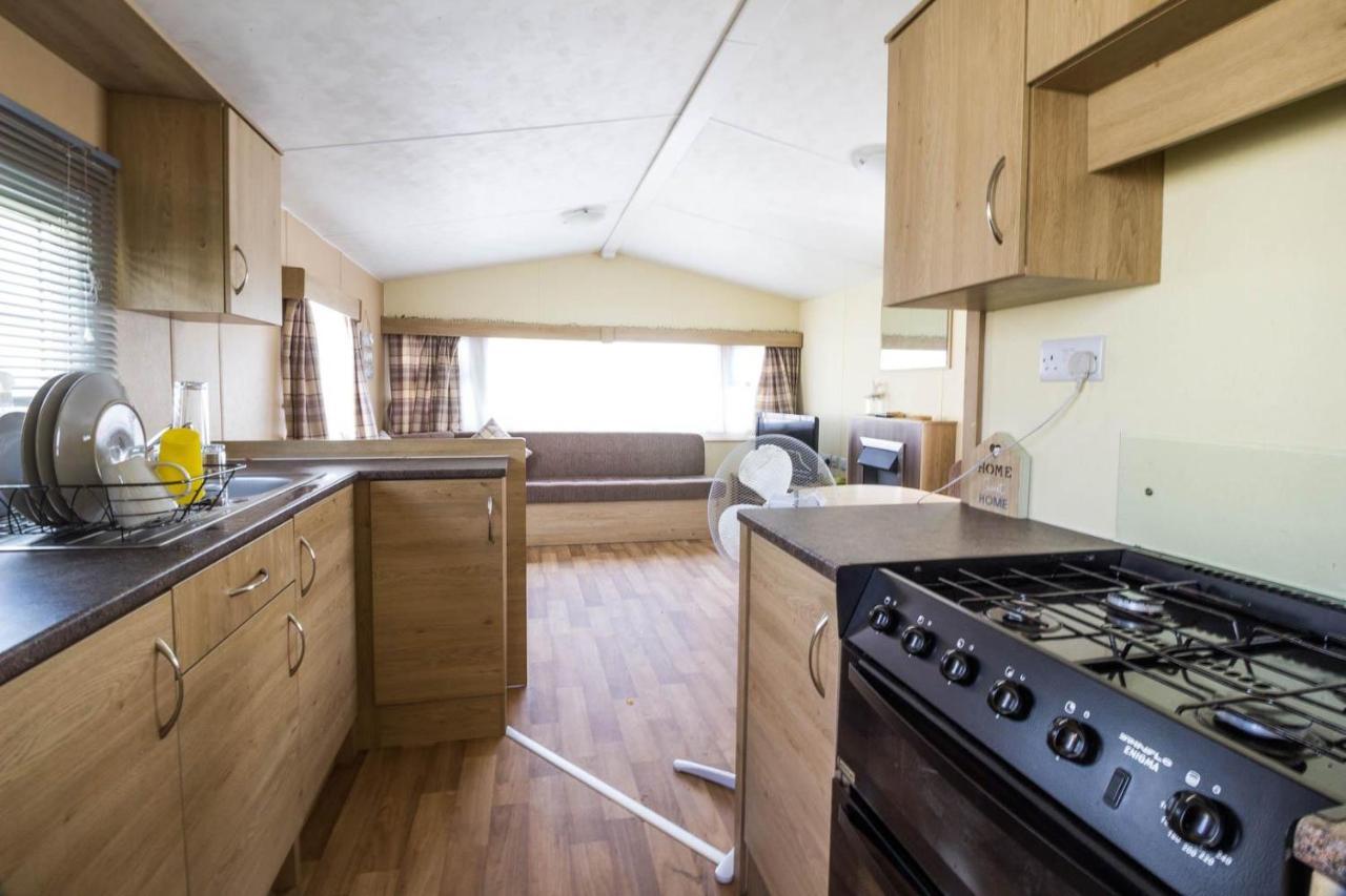 Superb 8 Berth Caravan Near Walton-On-The-Naze In Essex Ref 17175 Exterior foto