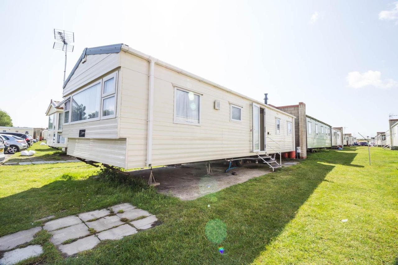 Superb 8 Berth Caravan Near Walton-On-The-Naze In Essex Ref 17175 Exterior foto